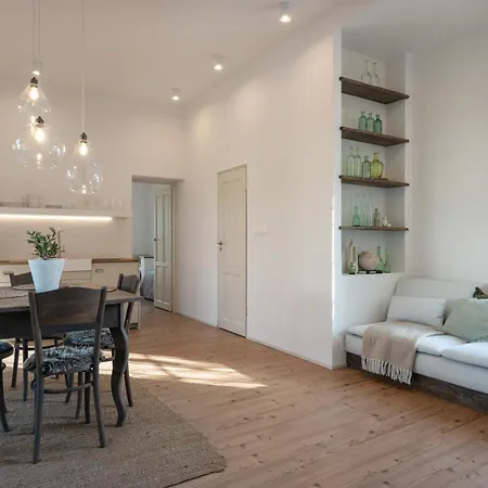 Atelier V Raji Ferienhaus *